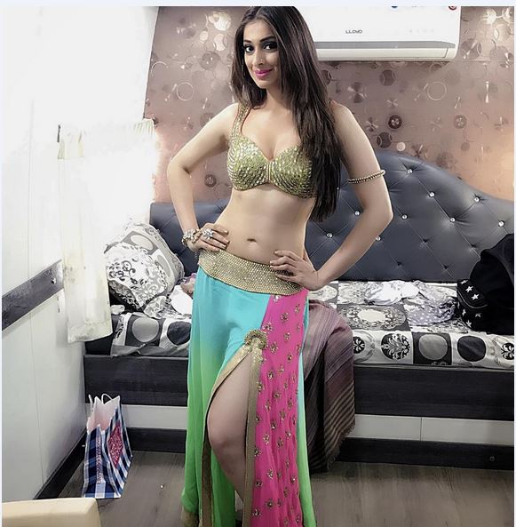 Julie 2 Actress Raai Laxmi Bold Photos