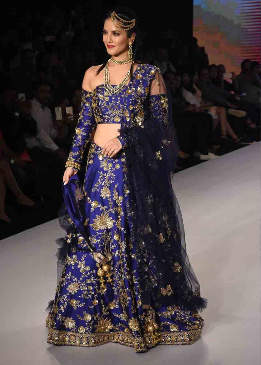 ब्लू लहंगा पहन रैंप पर उतरीं सनी लियोनी, देखें तस्वीरें Sunny Leone walks the ramp at Bombay Times Fashion Week, View Pics