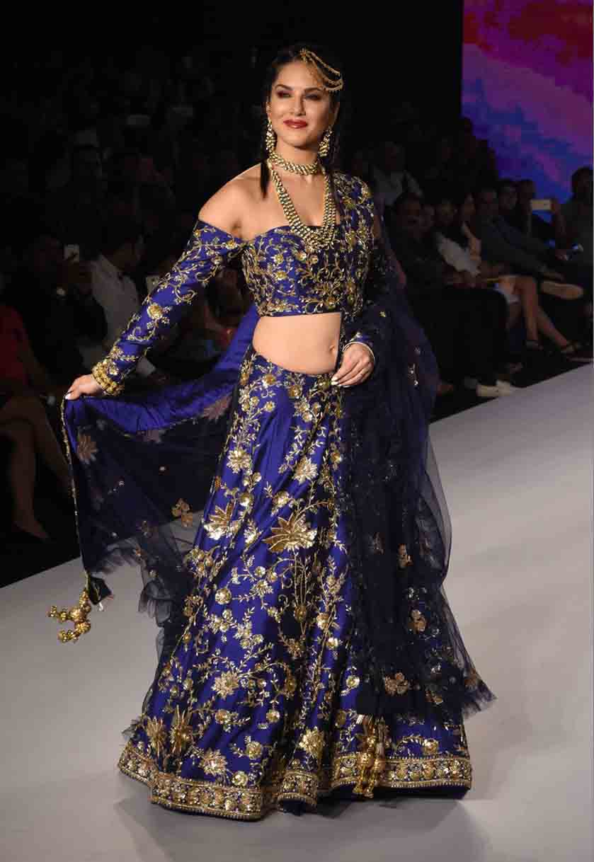 ब्लू लहंगा पहन रैंप पर उतरीं सनी लियोनी, देखें तस्वीरें Sunny Leone walks the ramp at Bombay Times Fashion Week, View Pics