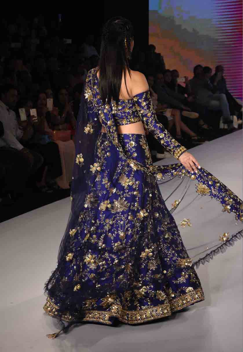 ब्लू लहंगा पहन रैंप पर उतरीं सनी लियोनी, देखें तस्वीरें Sunny Leone walks the ramp at Bombay Times Fashion Week, View Pics