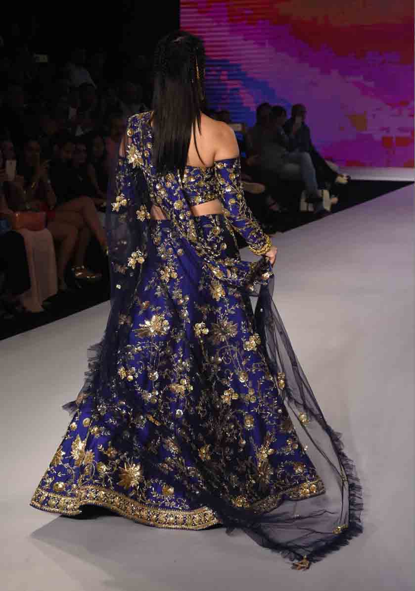 ब्लू लहंगा पहन रैंप पर उतरीं सनी लियोनी, देखें तस्वीरें Sunny Leone walks the ramp at Bombay Times Fashion Week, View Pics