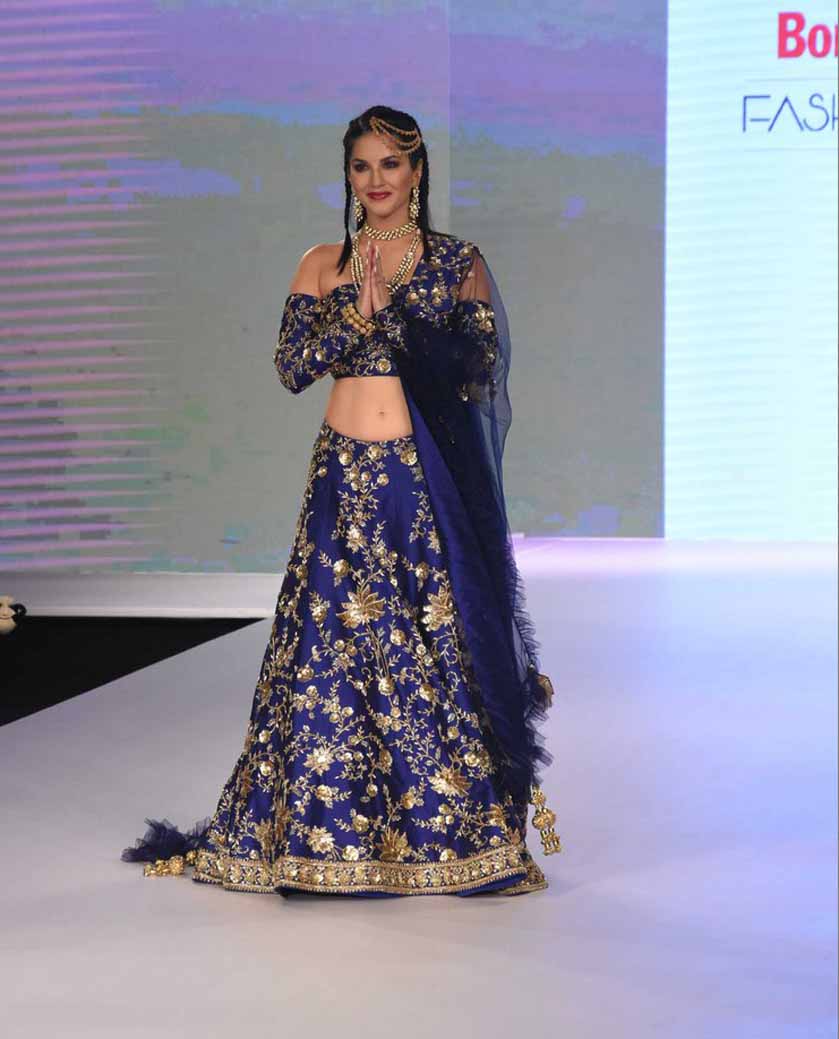 ब्लू लहंगा पहन रैंप पर उतरीं सनी लियोनी, देखें तस्वीरें Sunny Leone walks the ramp at Bombay Times Fashion Week, View Pics