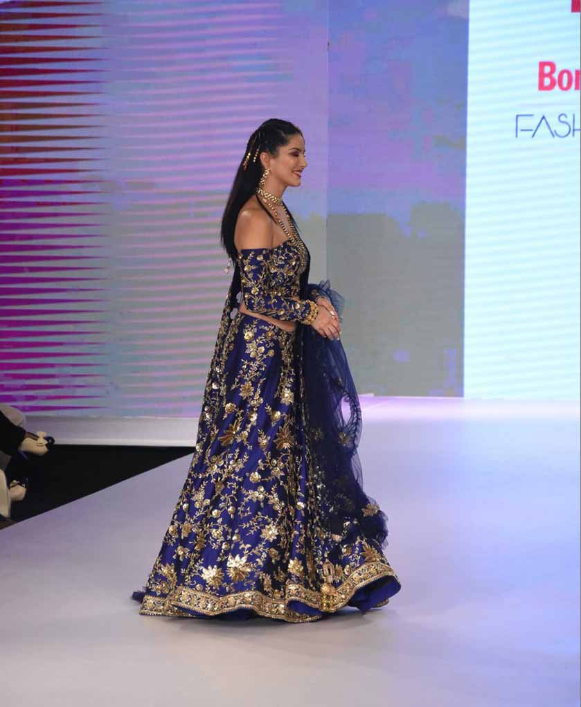 ब्लू लहंगा पहन रैंप पर उतरीं सनी लियोनी, देखें तस्वीरें Sunny Leone walks the ramp at Bombay Times Fashion Week, View Pics