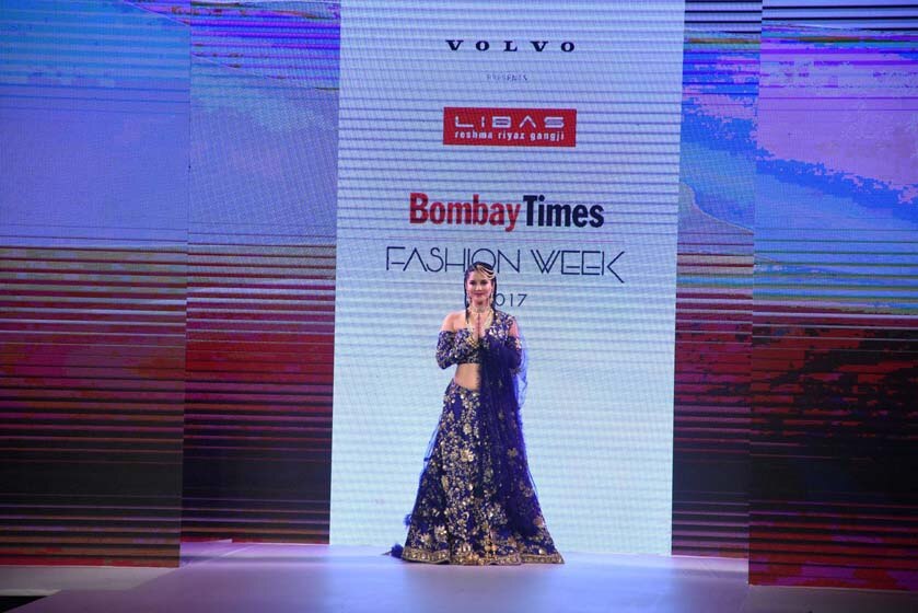 ब्लू लहंगा पहन रैंप पर उतरीं सनी लियोनी, देखें तस्वीरें Sunny Leone walks the ramp at Bombay Times Fashion Week, View Pics