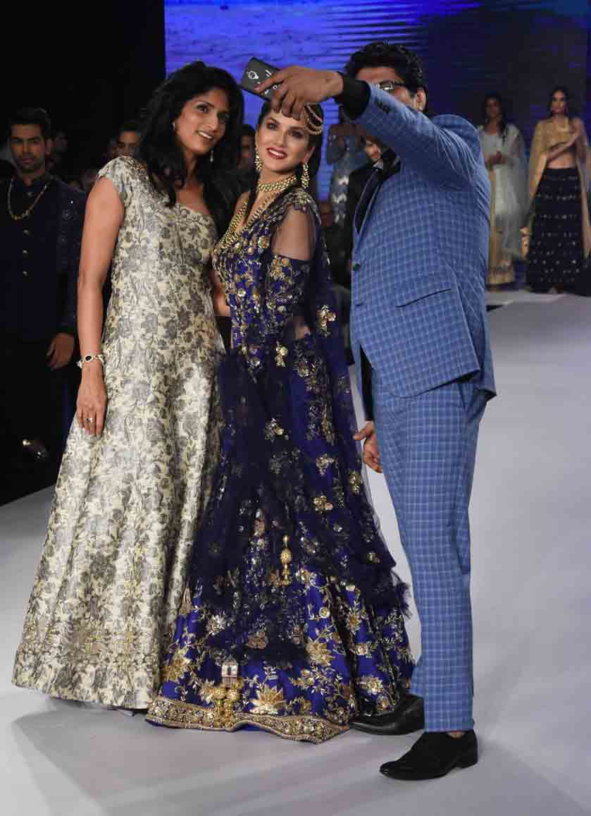ब्लू लहंगा पहन रैंप पर उतरीं सनी लियोनी, देखें तस्वीरें Sunny Leone walks the ramp at Bombay Times Fashion Week, View Pics