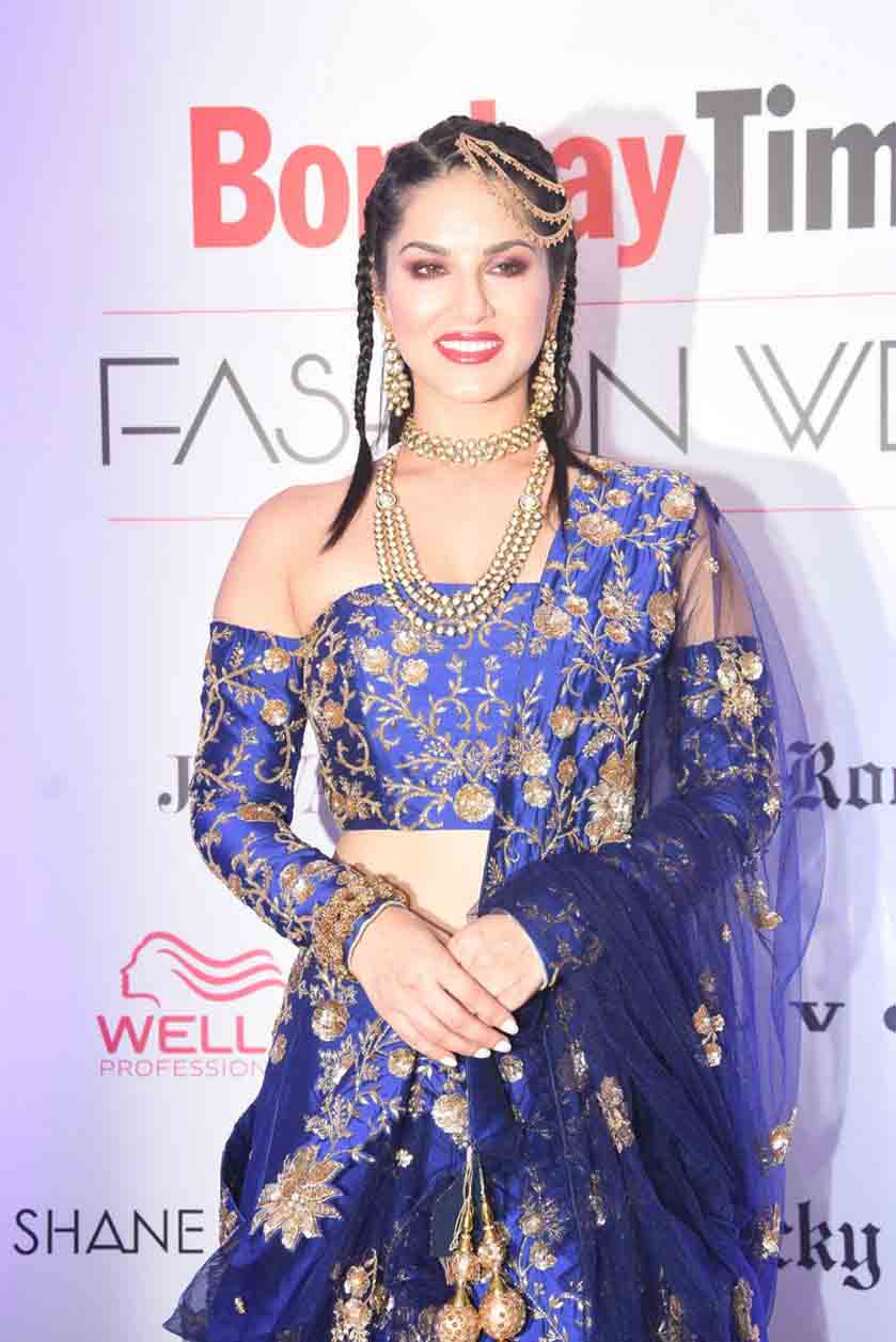ब्लू लहंगा पहन रैंप पर उतरीं सनी लियोनी, देखें तस्वीरें Sunny Leone walks the ramp at Bombay Times Fashion Week, View Pics