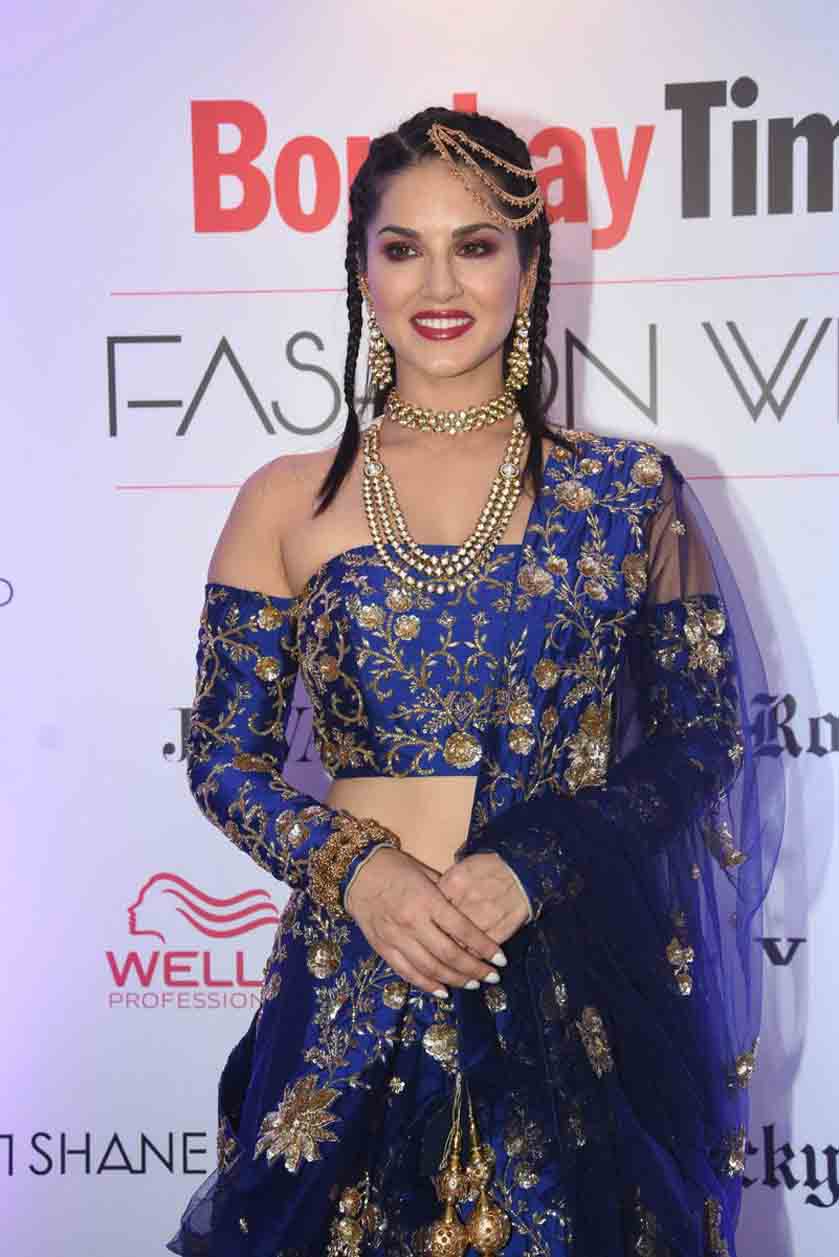 ब्लू लहंगा पहन रैंप पर उतरीं सनी लियोनी, देखें तस्वीरें Sunny Leone walks the ramp at Bombay Times Fashion Week, View Pics