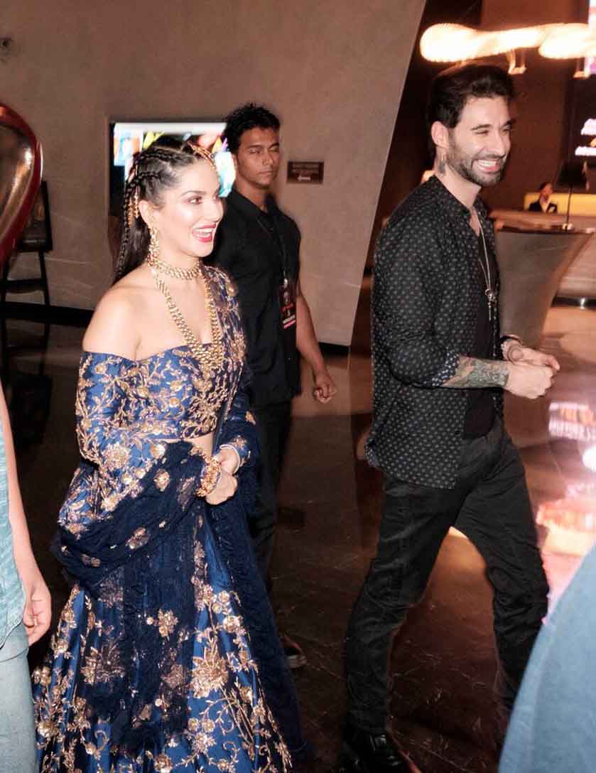ब्लू लहंगा पहन रैंप पर उतरीं सनी लियोनी, देखें तस्वीरें Sunny Leone walks the ramp at Bombay Times Fashion Week, View Pics