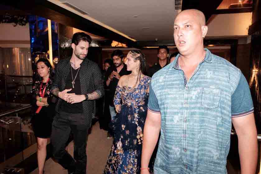 ब्लू लहंगा पहन रैंप पर उतरीं सनी लियोनी, देखें तस्वीरें Sunny Leone walks the ramp at Bombay Times Fashion Week, View Pics