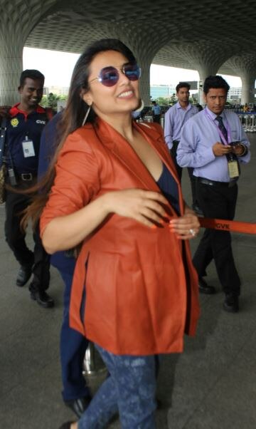 एयरपोर्ट पर ग्लैमरस अंदाज़ में कैमरे में कैद हुईं रानी मुखर्जी! See the latest pictures of Rani Mukerji