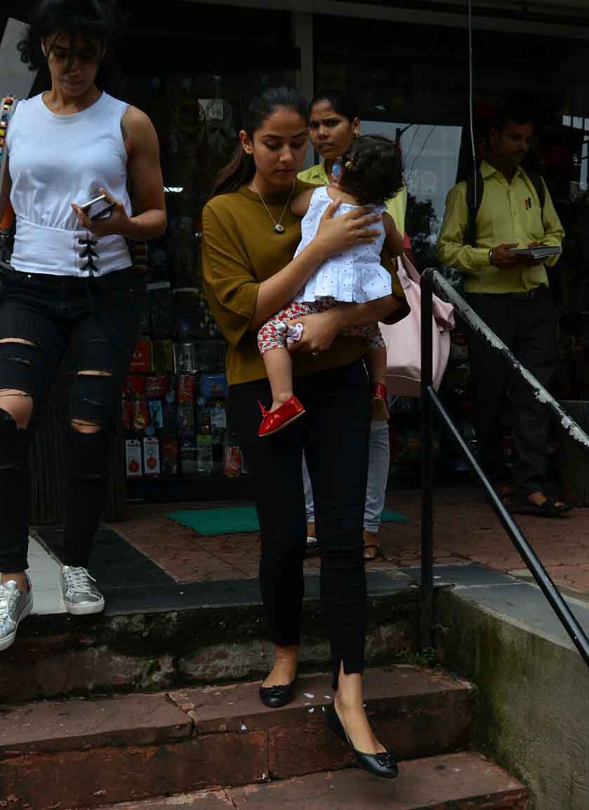 बेटी के साथ शॉपिंग करने निकलीं थी मीरा कपूर, सामने आई हैं कुछ ऐसी तस्वीरें Misha Kapoor looks adorable as she gets clicked with mom Mira Kapoor, View Pics