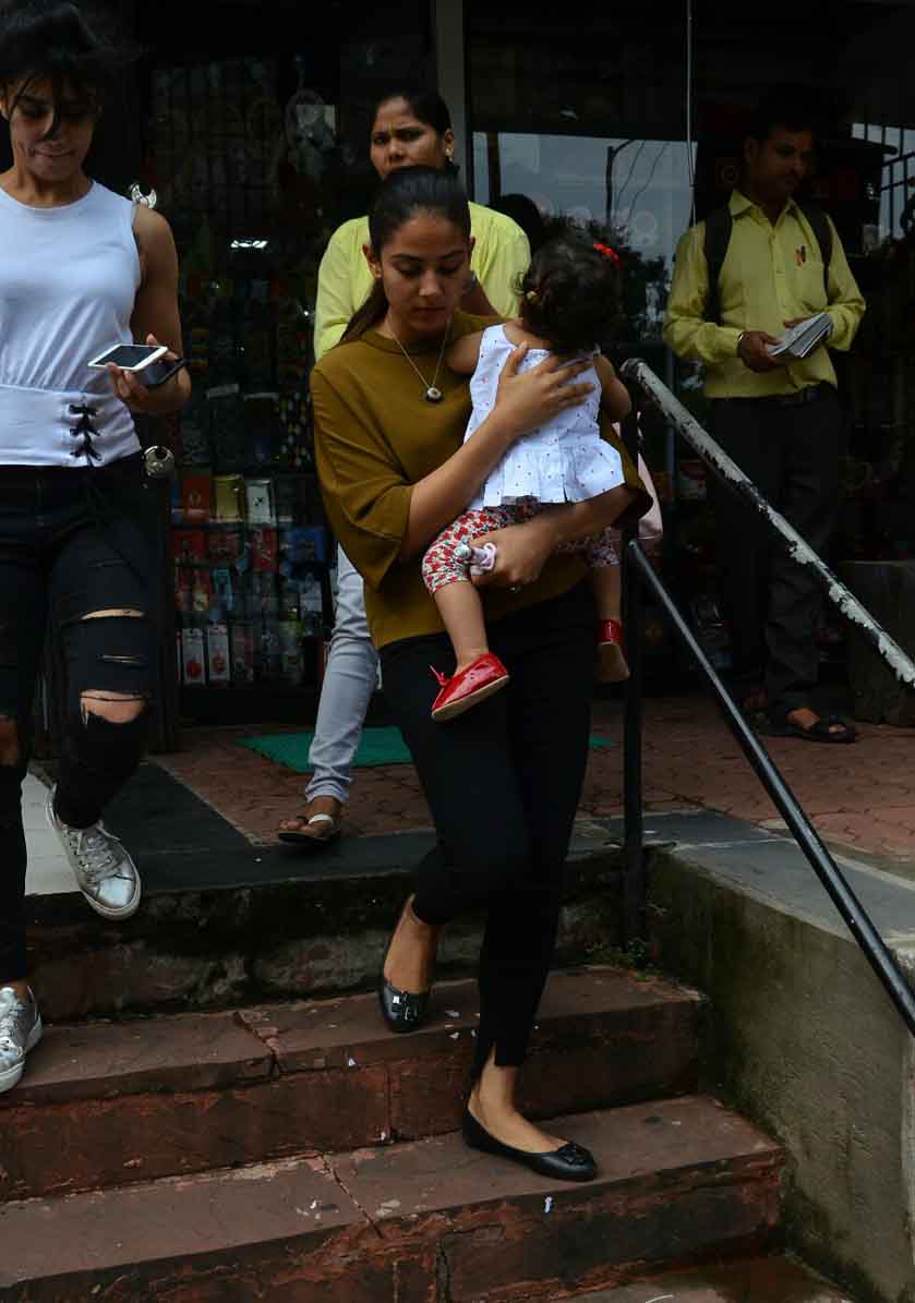 बेटी के साथ शॉपिंग करने निकलीं थी मीरा कपूर, सामने आई हैं कुछ ऐसी तस्वीरें Misha Kapoor looks adorable as she gets clicked with mom Mira Kapoor, View Pics