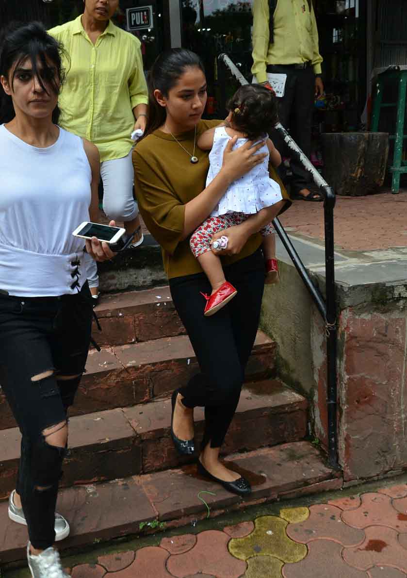 बेटी के साथ शॉपिंग करने निकलीं थी मीरा कपूर, सामने आई हैं कुछ ऐसी तस्वीरें Misha Kapoor looks adorable as she gets clicked with mom Mira Kapoor, View Pics