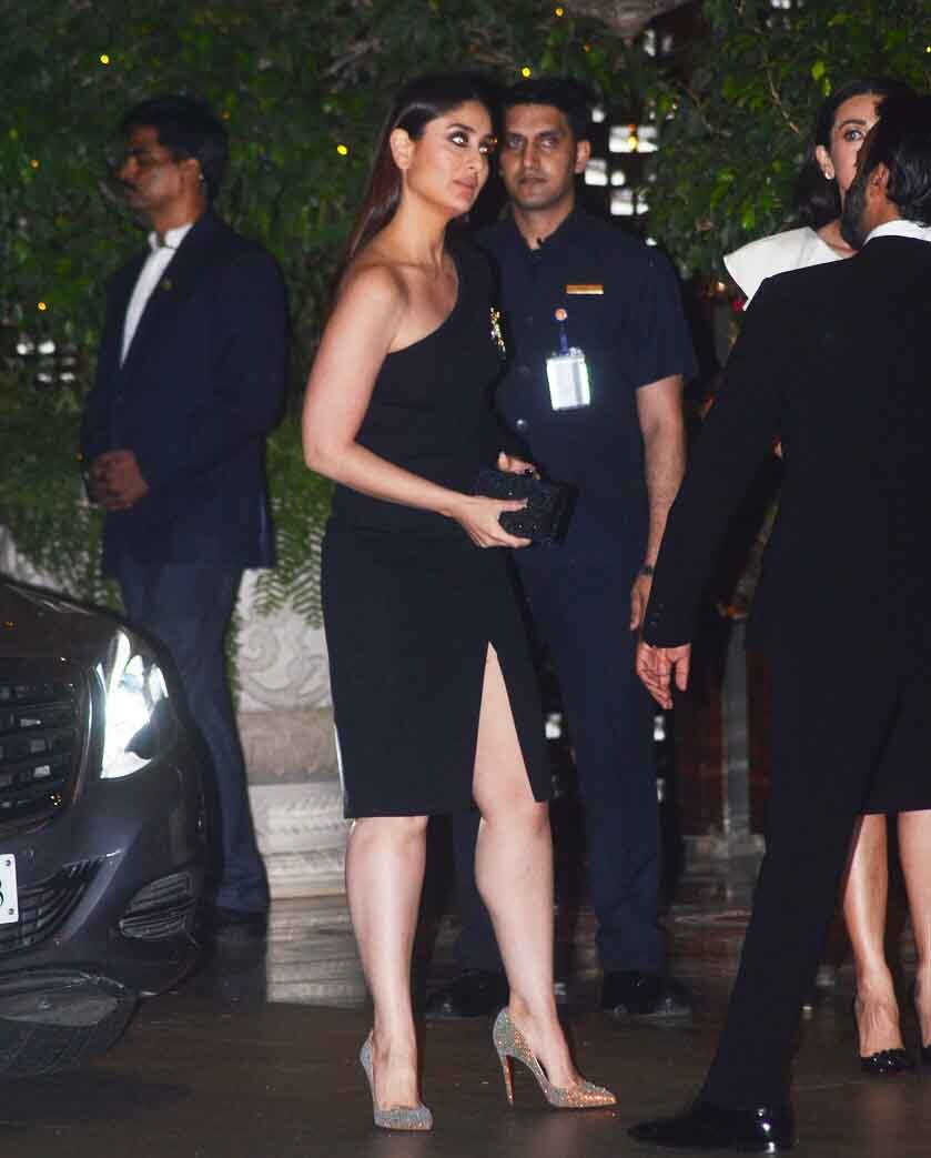 PHOTOS: अंबानी की पार्टी में ब्लैक ड्रेस में पहुंची बेबो, दिखाया अपना सेक्सी लुक Sister Kareena Kapoor Khan and Karisma Kapoor shines at Ambani bash