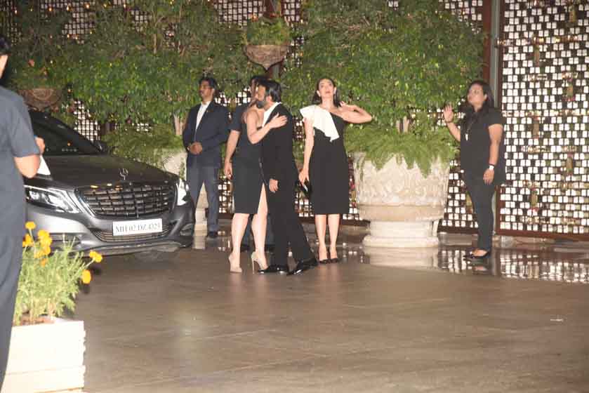 PHOTOS: अंबानी की पार्टी में ब्लैक ड्रेस में पहुंची बेबो, दिखाया अपना सेक्सी लुक Sister Kareena Kapoor Khan and Karisma Kapoor shines at Ambani bash