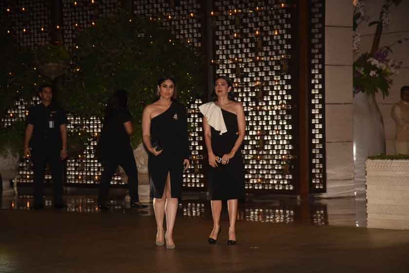 PHOTOS: अंबानी की पार्टी में ब्लैक ड्रेस में पहुंची बेबो, दिखाया अपना सेक्सी लुक Sister Kareena Kapoor Khan and Karisma Kapoor shines at Ambani bash