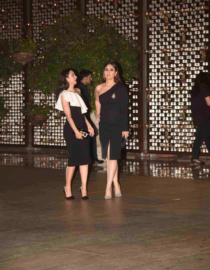 PHOTOS: अंबानी की पार्टी में ब्लैक ड्रेस में पहुंची बेबो, दिखाया अपना सेक्सी लुक Sister Kareena Kapoor Khan and Karisma Kapoor shines at Ambani bash