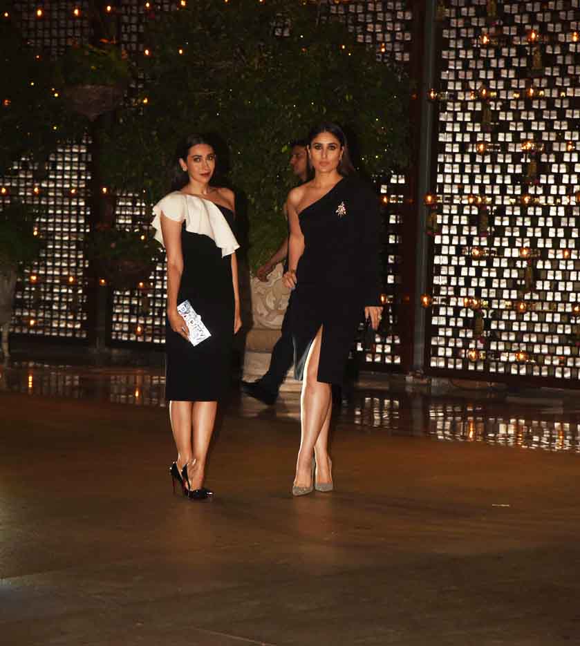 PHOTOS: अंबानी की पार्टी में ब्लैक ड्रेस में पहुंची बेबो, दिखाया अपना सेक्सी लुक Sister Kareena Kapoor Khan and Karisma Kapoor shines at Ambani bash
