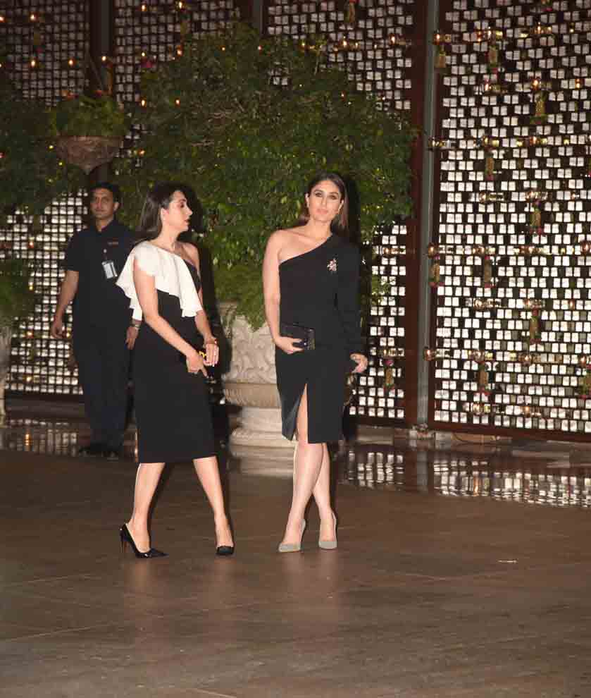 PHOTOS: अंबानी की पार्टी में ब्लैक ड्रेस में पहुंची बेबो, दिखाया अपना सेक्सी लुक Sister Kareena Kapoor Khan and Karisma Kapoor shines at Ambani bash