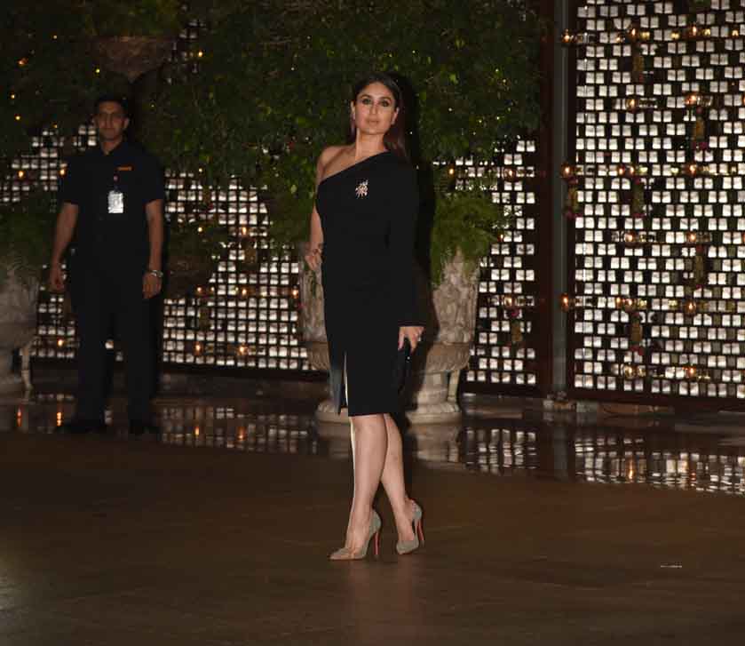 PHOTOS: अंबानी की पार्टी में ब्लैक ड्रेस में पहुंची बेबो, दिखाया अपना सेक्सी लुक Sister Kareena Kapoor Khan and Karisma Kapoor shines at Ambani bash