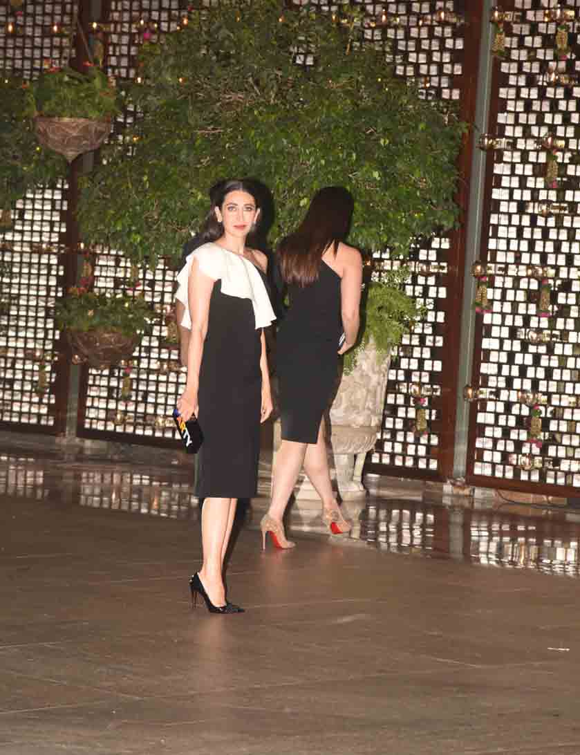 PHOTOS: अंबानी की पार्टी में ब्लैक ड्रेस में पहुंची बेबो, दिखाया अपना सेक्सी लुक Sister Kareena Kapoor Khan and Karisma Kapoor shines at Ambani bash