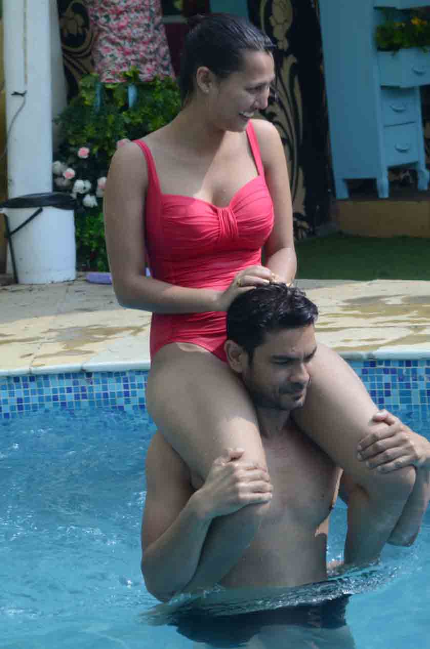 बिग बॉस: सनी लियोनी से लेकर मोनालिसा तक, इन हसीनाओं ने बिकिनी अवतार से मचाई सनसनी Bigg Boss: Bikini babes of the house over the years