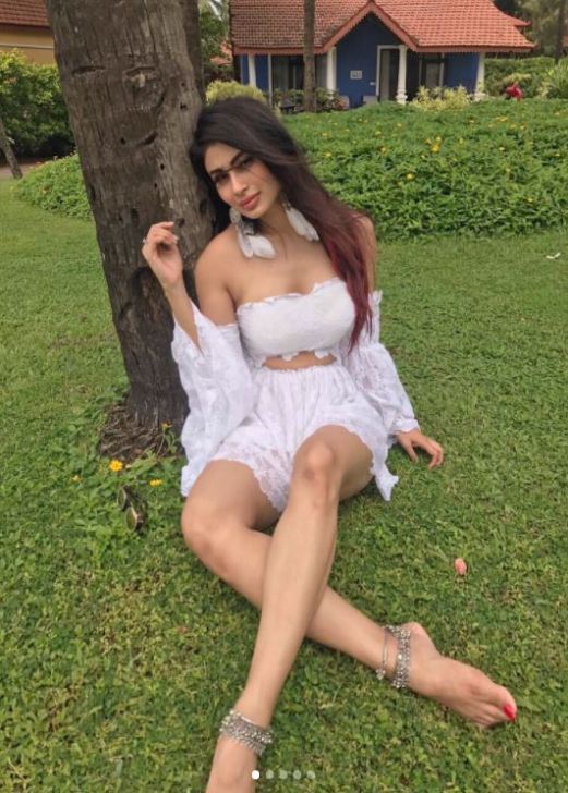 व्हाइट बार्बी बनी मौनी रॉय, इंस्टाग्राम पर शेयर की अपनी खूबसूरत तस्वीरें see the latest pics of actress mouny roy