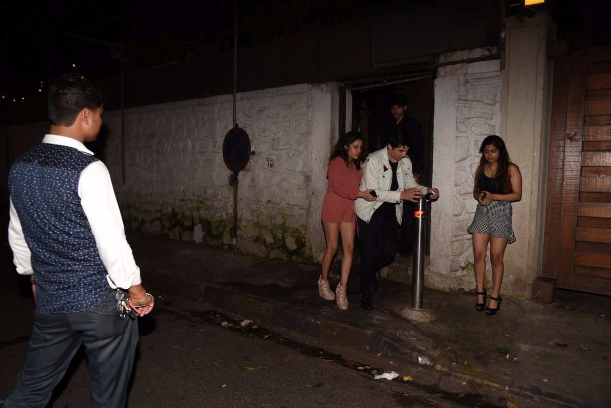 मुंबई: महिला मित्र के साथ कॉर्नर हाउस से निकल रहे थे अक्षय के बेटे आरव, कैमरा देख छुपाया मुंह Aarav Bhatia snapped post partying with friends at the Korner House, bandra