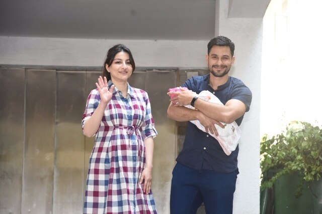 सोहा अली खान और कुणाल खेमू की बेबी गर्ल की पहली तस्वीरें आईं सामने, देखें... Soha Ali Khan and Kunal Kemmu with their newly born baby girl