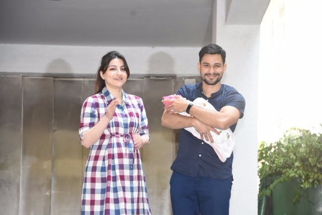 सोहा अली खान और कुणाल खेमू की बेबी गर्ल की पहली तस्वीरें आईं सामने, देखें... Soha Ali Khan and Kunal Kemmu with their newly born baby girl