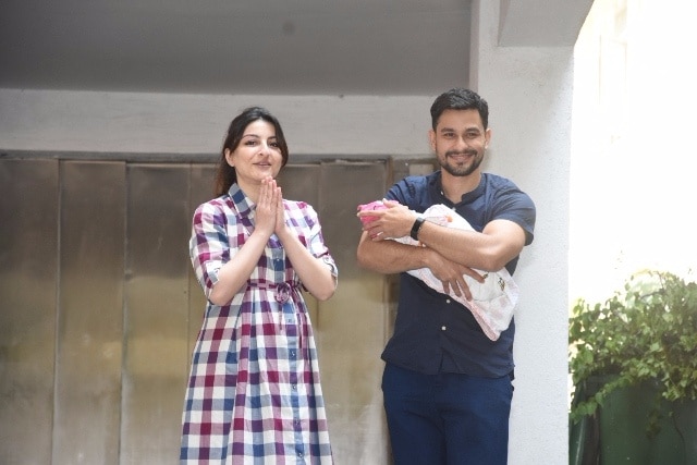 सोहा अली खान और कुणाल खेमू की बेबी गर्ल की पहली तस्वीरें आईं सामने, देखें... Soha Ali Khan and Kunal Kemmu with their newly born baby girl