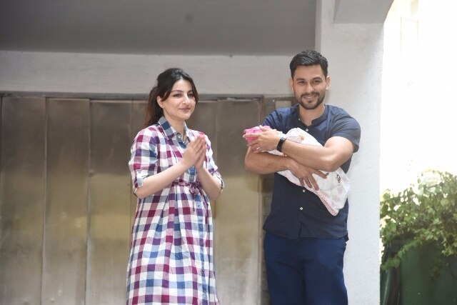 सोहा अली खान और कुणाल खेमू की बेबी गर्ल की पहली तस्वीरें आईं सामने, देखें... Soha Ali Khan and Kunal Kemmu with their newly born baby girl