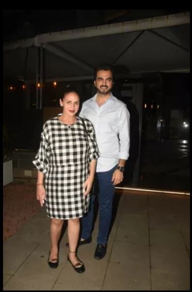 पति के साथ डिनर डेट पर गईं ईशा देओल ने फ्लॉन्ट किया अपना बेबी बंप heavily pregnant esha deol flaunts her baby bump post dinner date with hubby bhara