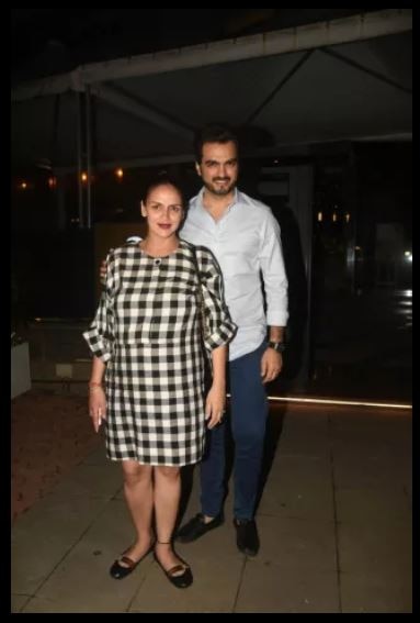 पति के साथ डिनर डेट पर गईं ईशा देओल ने फ्लॉन्ट किया अपना बेबी बंप heavily pregnant esha deol flaunts her baby bump post dinner date with hubby bhara