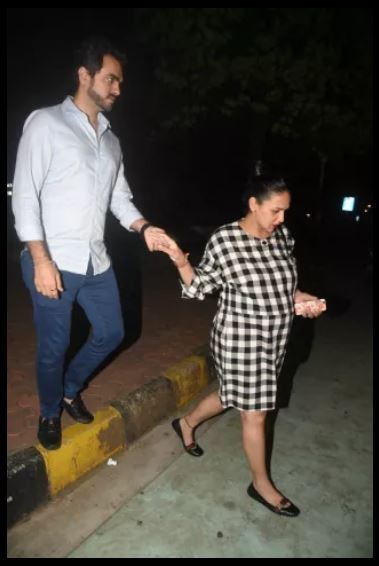 पति के साथ डिनर डेट पर गईं ईशा देओल ने फ्लॉन्ट किया अपना बेबी बंप heavily pregnant esha deol flaunts her baby bump post dinner date with hubby bhara