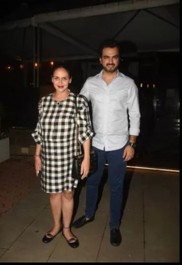 पति के साथ डिनर डेट पर गईं ईशा देओल ने फ्लॉन्ट किया अपना बेबी बंप heavily pregnant esha deol flaunts her baby bump post dinner date with hubby bhara