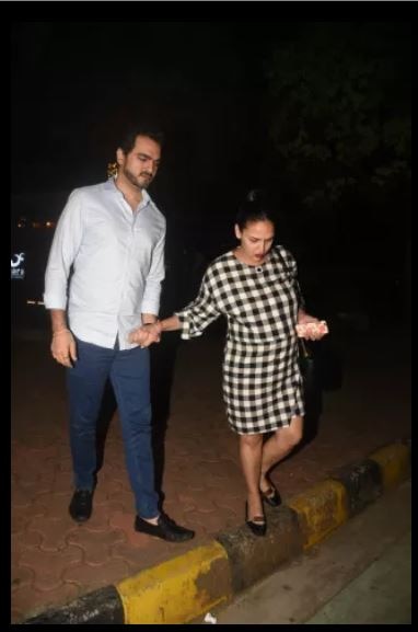 पति के साथ डिनर डेट पर गईं ईशा देओल ने फ्लॉन्ट किया अपना बेबी बंप heavily pregnant esha deol flaunts her baby bump post dinner date with hubby bhara