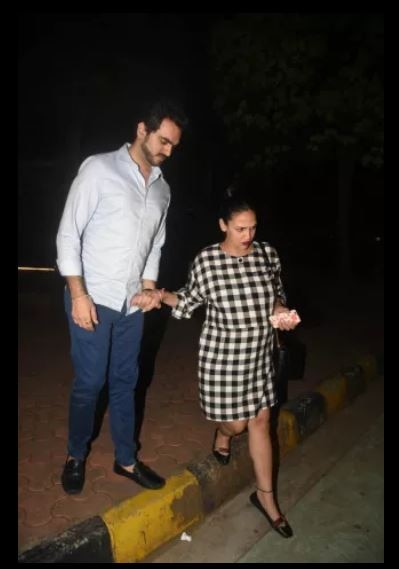 पति के साथ डिनर डेट पर गईं ईशा देओल ने फ्लॉन्ट किया अपना बेबी बंप heavily pregnant esha deol flaunts her baby bump post dinner date with hubby bhara
