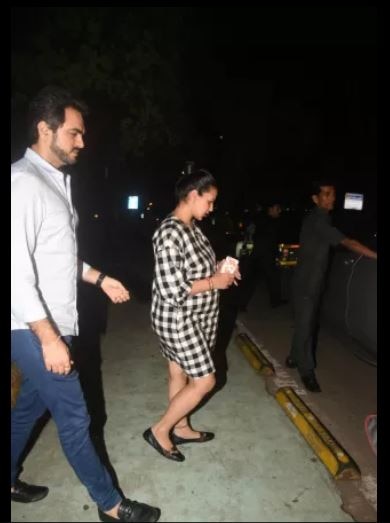 पति के साथ डिनर डेट पर गईं ईशा देओल ने फ्लॉन्ट किया अपना बेबी बंप heavily pregnant esha deol flaunts her baby bump post dinner date with hubby bhara