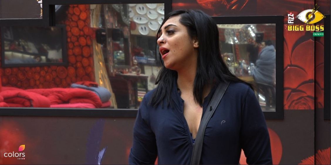 Bigg Boss 11: दूध के पैकेट को लेकर हिना खान और अर्शी खान के बीच हुआ घमासान BIGG BOSS 11: Hina Khan gets into MASSIVE FIGHT with Arshi Khan