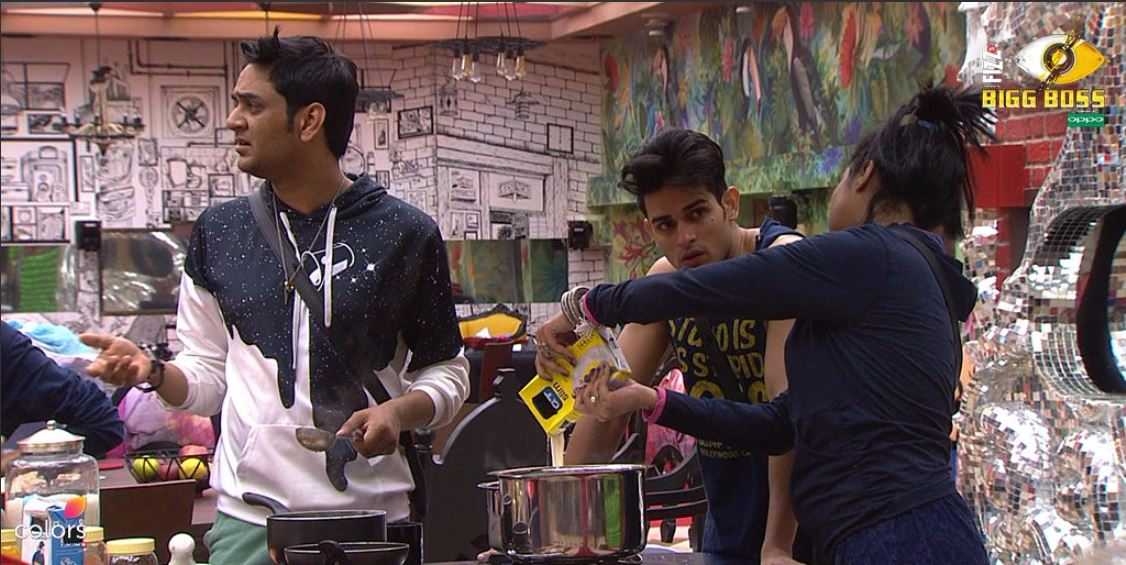 Bigg Boss 11: दूध के पैकेट को लेकर हिना खान और अर्शी खान के बीच हुआ घमासान BIGG BOSS 11: Hina Khan gets into MASSIVE FIGHT with Arshi Khan