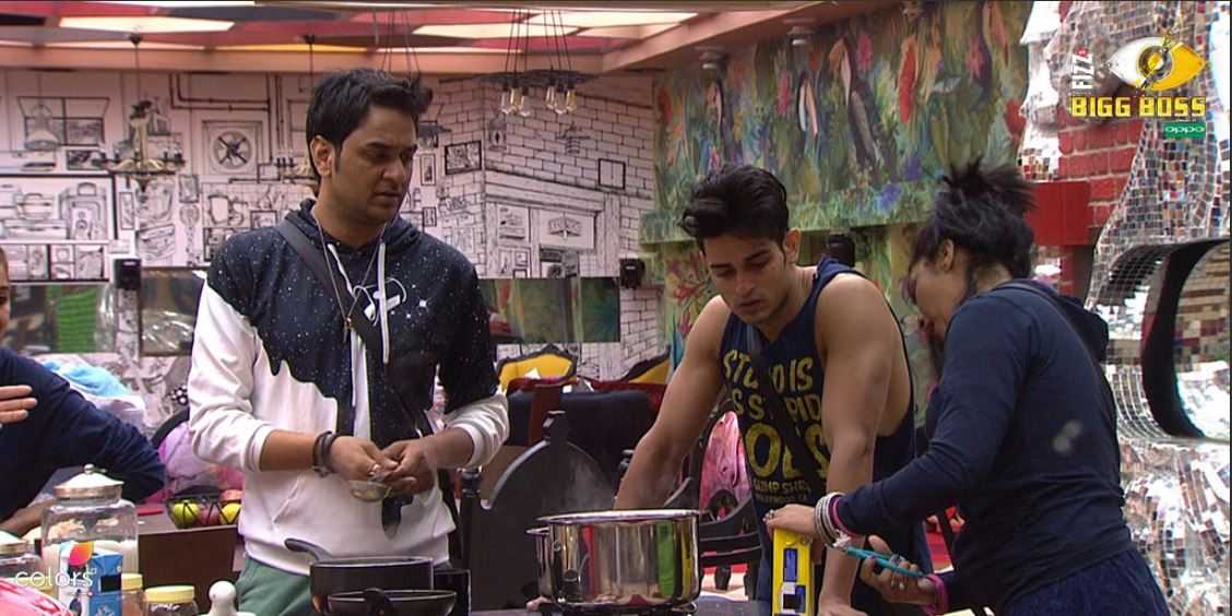 Bigg Boss 11: दूध के पैकेट को लेकर हिना खान और अर्शी खान के बीच हुआ घमासान BIGG BOSS 11: Hina Khan gets into MASSIVE FIGHT with Arshi Khan
