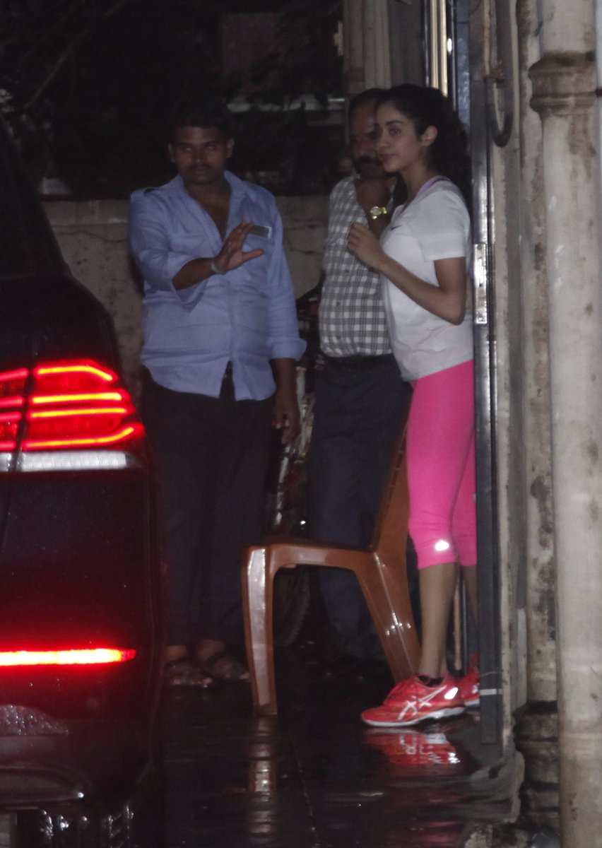जिम करने पहुंचीं श्रीदेवी की बड़ी बेटी जाह्नवी हुईं कैमरे में कैद See the latest pictures of Jhanvi Kapoor