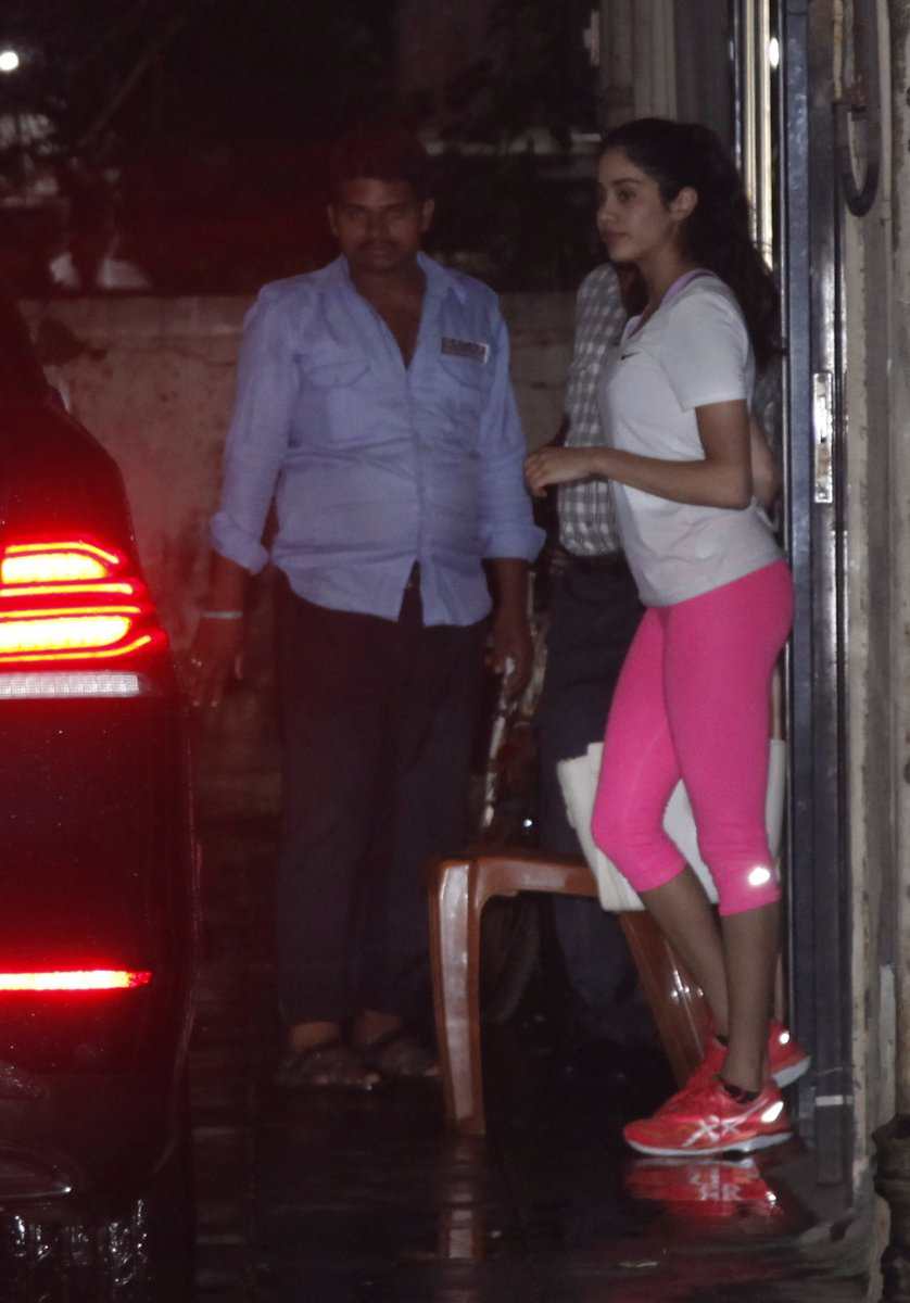 जिम करने पहुंचीं श्रीदेवी की बड़ी बेटी जाह्नवी हुईं कैमरे में कैद See the latest pictures of Jhanvi Kapoor