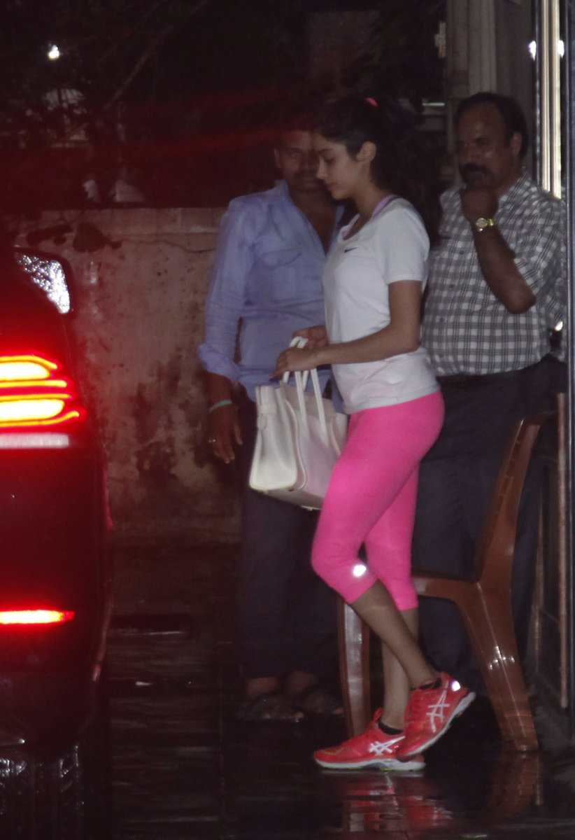 जिम करने पहुंचीं श्रीदेवी की बड़ी बेटी जाह्नवी हुईं कैमरे में कैद See the latest pictures of Jhanvi Kapoor