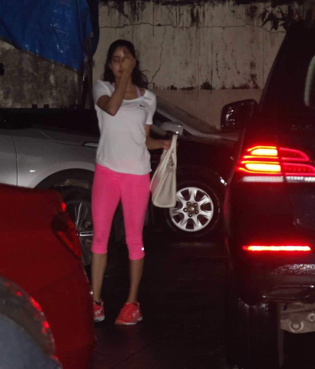 जिम करने पहुंचीं श्रीदेवी की बड़ी बेटी जाह्नवी हुईं कैमरे में कैद See the latest pictures of Jhanvi Kapoor