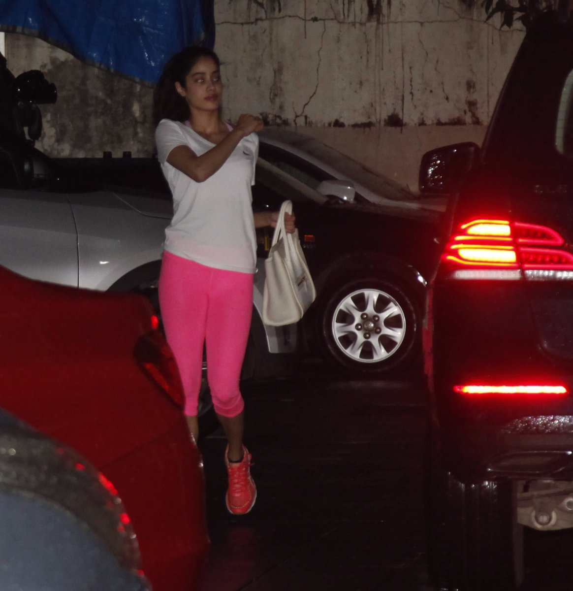 जिम करने पहुंचीं श्रीदेवी की बड़ी बेटी जाह्नवी हुईं कैमरे में कैद See the latest pictures of Jhanvi Kapoor