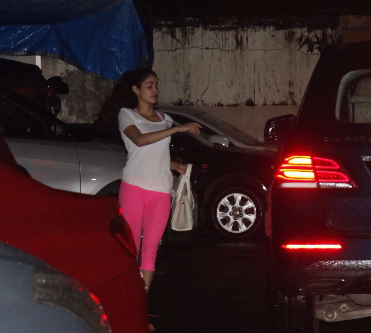 जिम करने पहुंचीं श्रीदेवी की बड़ी बेटी जाह्नवी हुईं कैमरे में कैद See the latest pictures of Jhanvi Kapoor