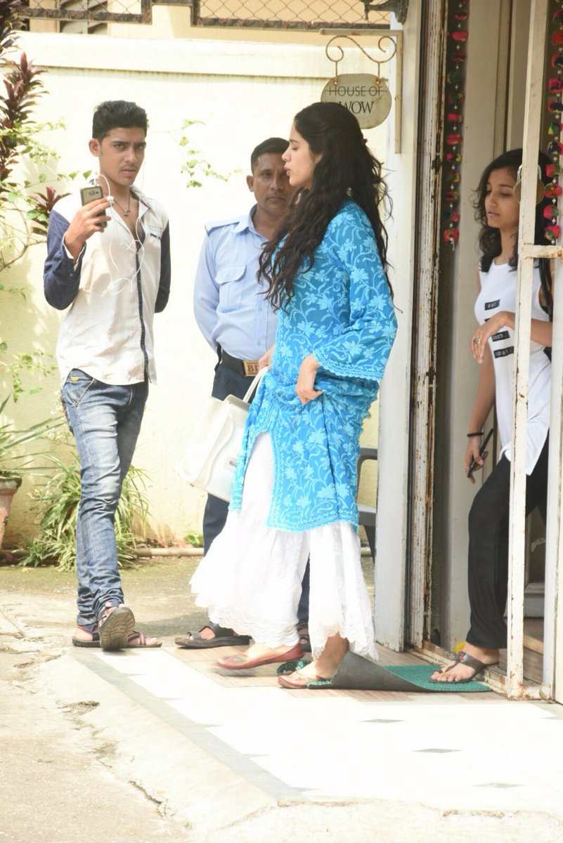 देसी लुक में नज़र आईं श्रीवेदी की बड़ी बेटी जाह्नवी See the latest pictures of Jahnavi Kapoor