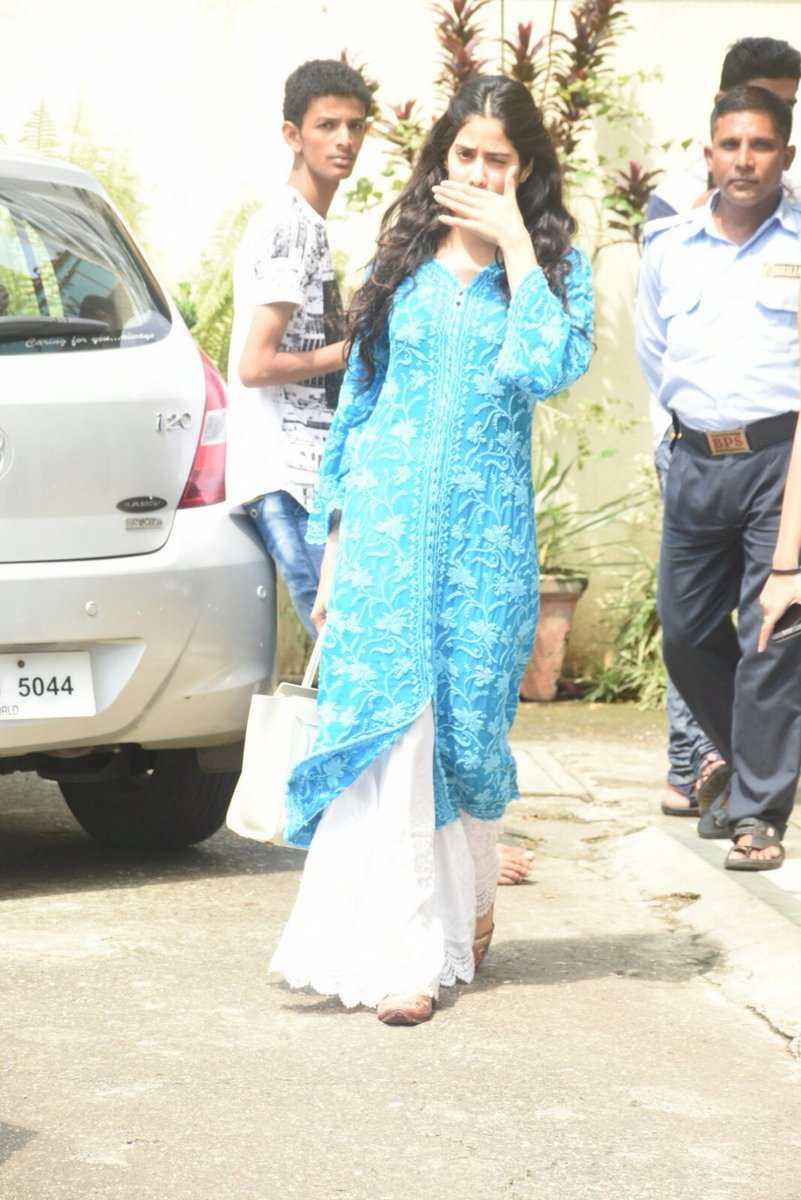 देसी लुक में नज़र आईं श्रीवेदी की बड़ी बेटी जाह्नवी See the latest pictures of Jahnavi Kapoor